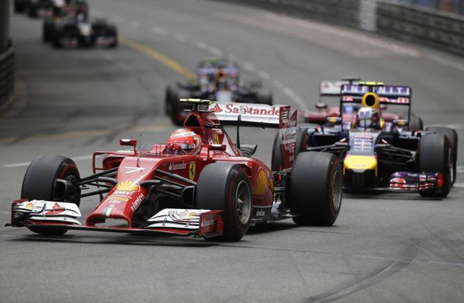 Raikkonen davanti a Ricciardo: il finlandese è stato a lungo terzo prima del tamponamento della Marussia, doppiata, in regime di safety car, che ne ha compromesso la gara. Reuters